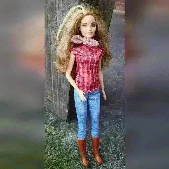 Barbie doll with boots - Picture 10 of 16